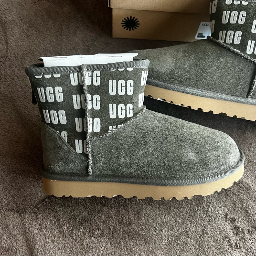 UGG W CLASSIC MINI II GRAPHIC LOGO BOOTS